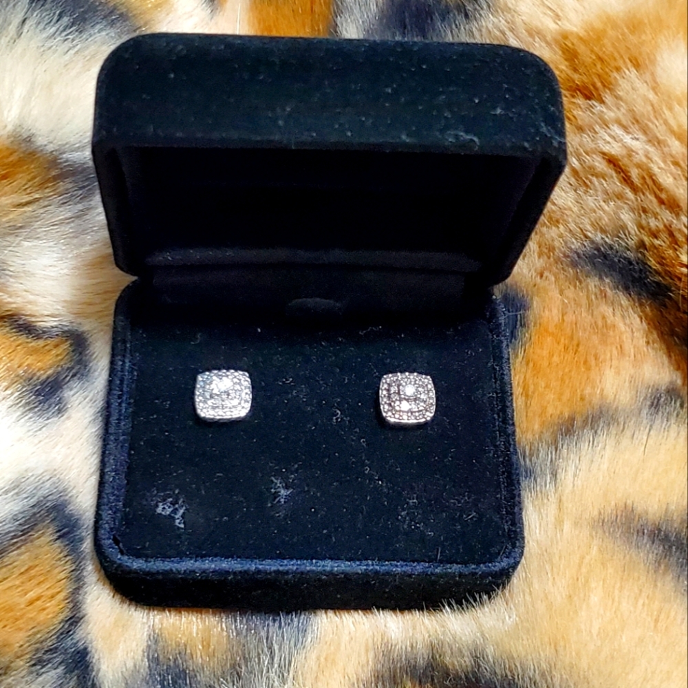 Diamond earrings 1/10 CT tw. In Sterling silver.